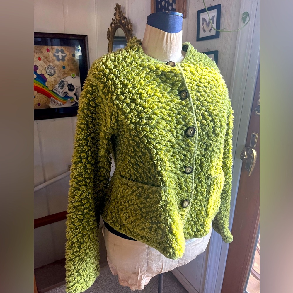 Esportif size M unique green sweater